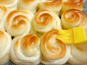 出炉趁热刷上一层玉米油