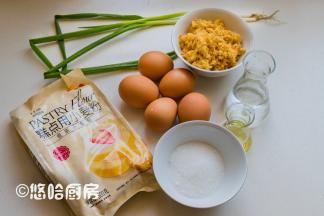 先备齐材料，温开水是70度左右的水。小葱洗净切碎（葱白不用，光用葱叶）放烤盘里，放烤箱中层150度烤15~20分钟，目的是去掉小葱中的部分水分。