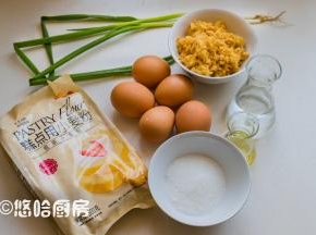先备齐材料，温开水是70度左右的水。小葱洗净切碎（葱白不用，光用葱叶）放烤盘里，放烤箱中层150度烤15~20分钟，目的是去掉小葱中的部分水分。