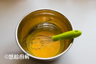 蛋清、蛋黄分开至2个无油无水干净的容器中，蛋黄中放入玉米油，用手抽搅匀。
