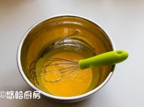 蛋清、蛋黄分开至2个无油无水干净的容器中，蛋黄中放入玉米油，用手抽搅匀。