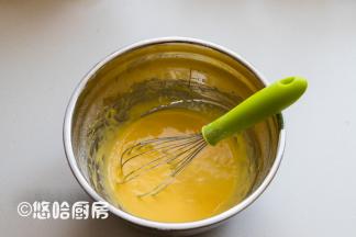 加入温水搅匀，筛入金龙鱼低筋面粉，用手抽用“Z”字型手法拌匀待用。