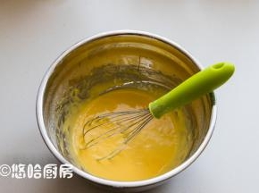 加入温水搅匀，筛入金龙鱼低筋面粉，用手抽用“Z”字型手法拌匀待用。