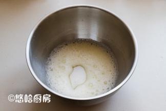 打发蛋清之前先预热烤箱，上下管均为150度开始预热。蛋清中放几滴白醋用打蛋器打起粗泡，再一次性放入50克细砂糖。