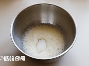 打发蛋清之前先预热烤箱，上下管均为150度开始预热。蛋清中放几滴白醋用打蛋器打起粗泡，再一次性放入50克细砂糖。