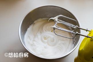 用打蛋器2档继续搅打1分钟，换1档继续搅打，一直打至抬起打蛋头能拉起小弯钩为止。