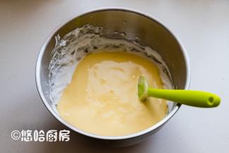 拌匀的面糊倒回余下的蛋白霜中，继续以切拌的方式拌匀。