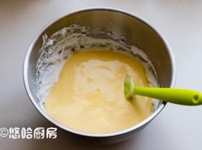拌匀的面糊倒回余下的蛋白霜中，继续以切拌的方式拌匀。