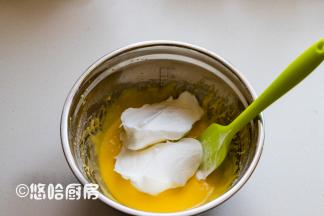 取1/3的蛋白霜至蛋黄糊中，用刮刀以切拌的方式拌匀。