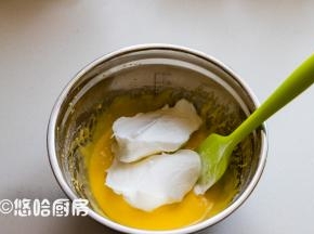 取1/3的蛋白霜至蛋黄糊中，用刮刀以切拌的方式拌匀。