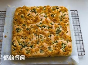 烤盘放入已预热到150度的烤箱中下层，烘烤30分钟，到时后立刻取出。烤盘迅速倒扣在油纸上，将蛋糕四周的油布轻轻撕开散热，再次翻面回来，让蛋糕正面朝上。