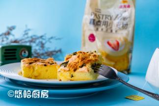 蛋糕稍微放凉后再切开，趁热切的切面会不整齐。吃惯了甜口的蛋糕，换成咸口的非常受欢迎，软软的蛋糕，配上表面烘烤酥松的肉松，留不到第二天做早餐，不知不觉间一个人就吃掉了一半。