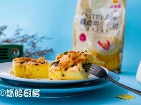 蛋糕稍微放凉后再切开，趁热切的切面会不整齐。吃惯了甜口的蛋糕，换成咸口的非常受欢迎，软软的蛋糕，配上表面烘烤酥松的肉松，留不到第二天做早餐，不知不觉间一个人就吃掉了一半。