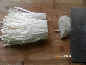 金针菇洗净沥水，切去老根。