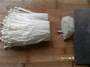 金针菇洗净沥水，切去老根。