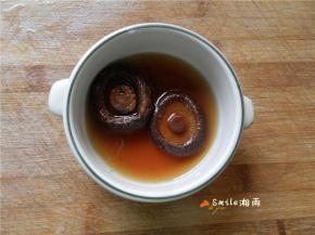 干香菇用水泡发。