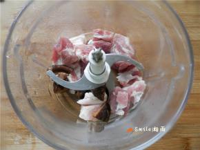 瘦肉、香菇放绞肉机,搅拌成末。