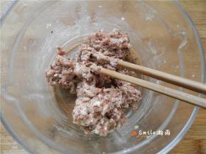 肉末放盐、生抽、黄酒、五香粉混匀。