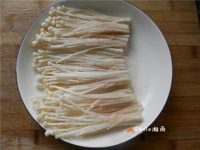 金针菇摆好盘。