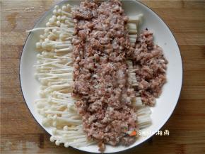 菇面铺肉末和姜丝。