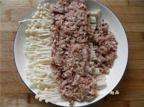 菇面铺肉末和姜丝。