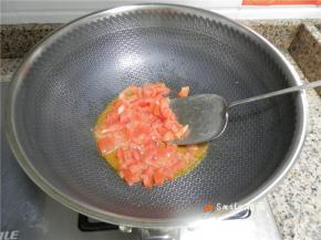 热油放番茄炒，放少量香菇水，淋点生抽。