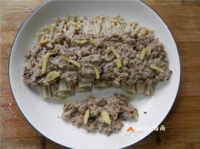 金针菇蒸熟出锅，倒出汁水。