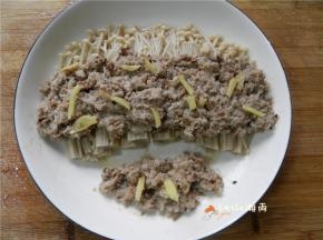 金针菇蒸熟出锅，倒出汁水。