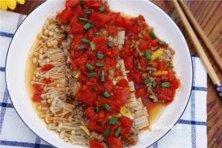 将番茄浇在金针菇上，撒上葱花。