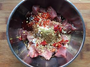 辣椒粉，孜然粉，胡椒粉，五香粉，花椒粉，干辣椒，白芝麻全部放入