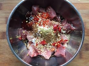 辣椒粉，孜然粉，胡椒粉，五香粉，花椒粉，干辣椒，白芝麻全部放入