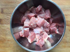 猪瘦肉洗干净，切块
