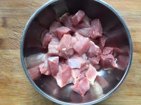 猪瘦肉洗干净，切块