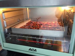 放入预热好的烤箱，220度，中层，上下火20分钟，