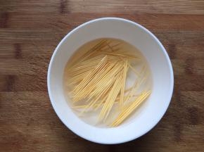 牙签用开水泡几分钟消毒，