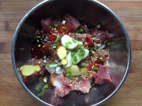 蒜切片，生姜，香葱，盐，味精全部放入