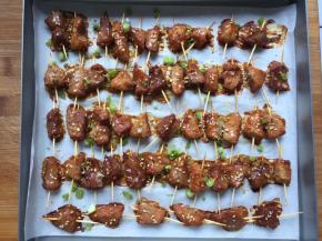 烤到最后5分钟的时候，拿出刷点油，撒上白芝麻和香葱即可