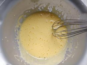 制作蛋糕胚：将蛋黄中加入牛奶、细砂糖、玉米油，用手动打蛋器搅打均匀。