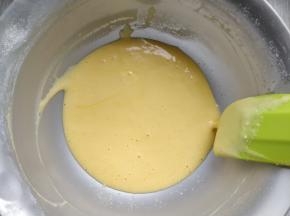 筛入低筋粉，拌匀到细腻状态。