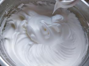 将蛋清中分三次加入细砂糖，打发至鹰嘴钩状态。（我用的是低温慢烤，这样的戚风蛋糕不容易开裂）