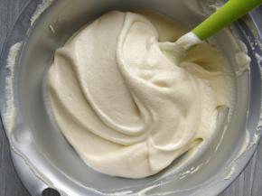 把打发好的蛋白霜分三次加入蛋黄糊中，从底部轻柔拌匀。