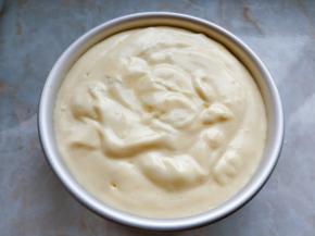 将蛋糕糊倒入6寸圆模，轻震几下排出气泡。