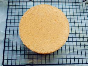 烤好后取出，倒扣晾凉，脱模。