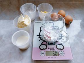 再做半熟芝士蛋糕：先称量好各种食材。