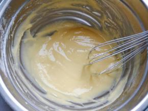 将混合好的芝士糊过筛，再将过筛的低筋粉和玉米淀粉倒入芝士糊拌匀，放在一边备用。