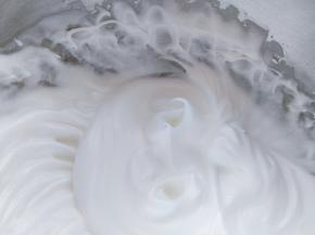 把蛋白打入打蛋盆中，加入细砂糖，打发到小弯钩状态。