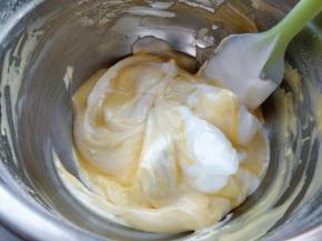 将打发好的蛋白霜分三次加入蛋黄芝士糊中，轻柔拌匀。