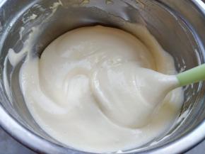 此时的芝士蛋糕糊是细腻的状态，倒入剪口裱花袋中。