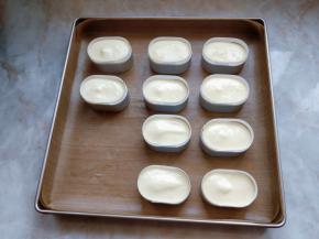 挤入放好了蛋糕片的慕斯圈中，八分满即可。