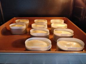 把烤盘放入水浴盘里，加一半的温水，一起放入预热至150度的烤箱中层，上下火烤8-10分钟左右即可。